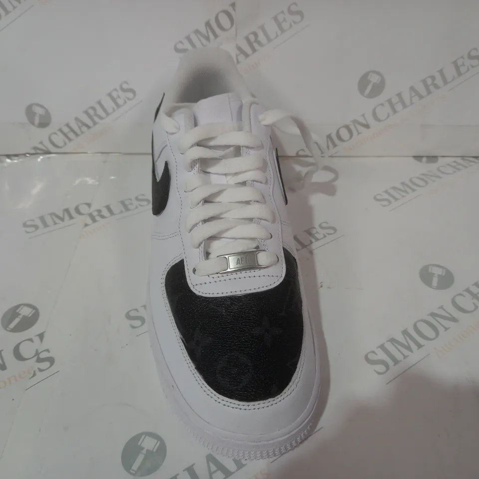 BOXED PAIR OF NIKE AIR FORCE 1 SHOES IN WHITE/BLACK UK SIZE 8.5