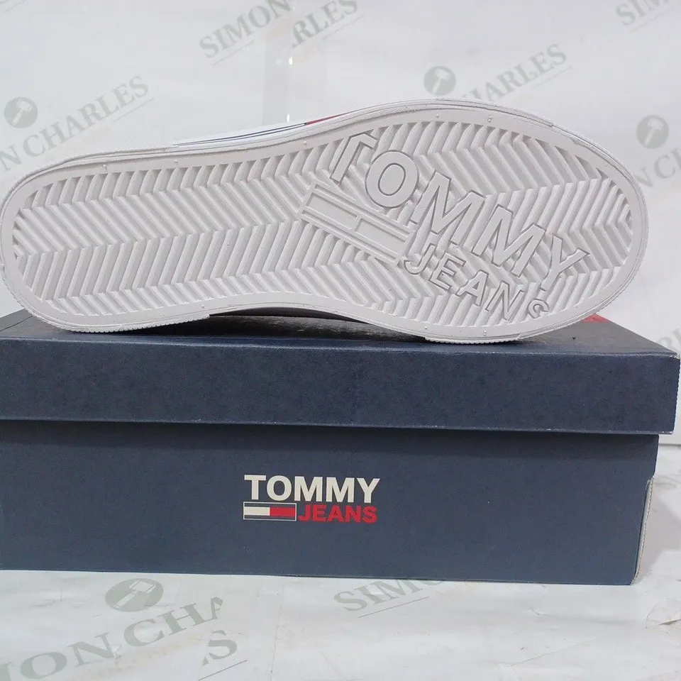 BOXED PAIR OF TOMMY JEANS TRAINERS IN WHITE UK SIZE 7