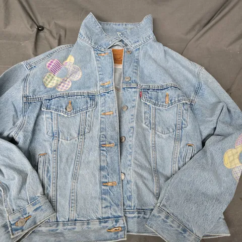 LEVIS FLORAL PATCH DENIM JACKET IN LIGHT BLUE - MEDIUM