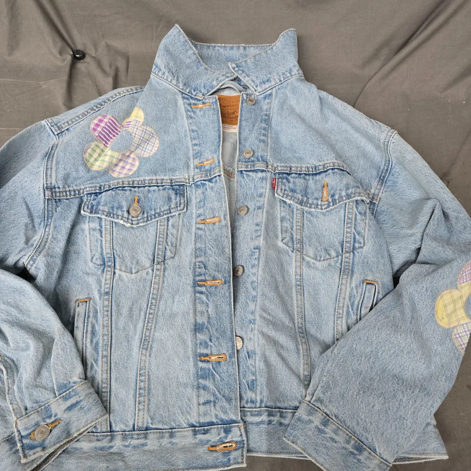 LEVIS FLORAL PATCH DENIM JACKET IN LIGHT BLUE - MEDIUM