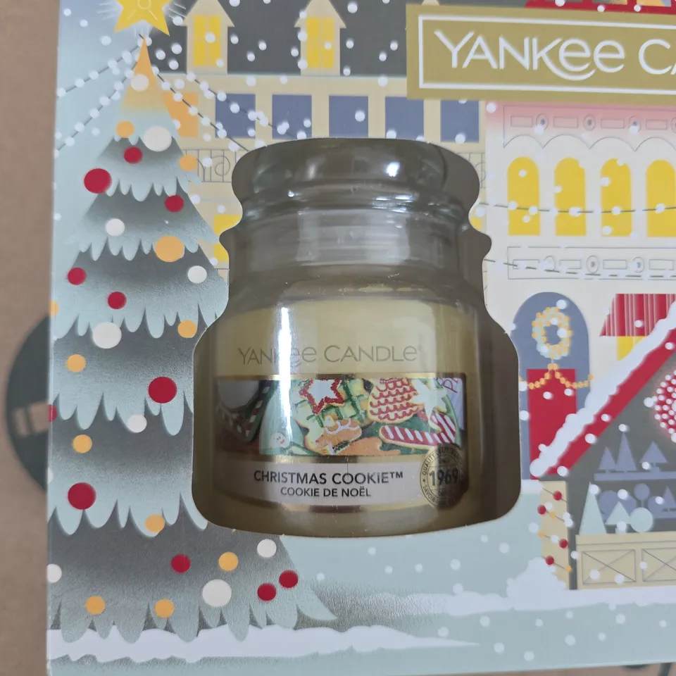 YANKEE CANDLE ADVENT CALENDAR GIFT SET (2 JARS) – CHRISTMAS COOKIE & RED APPLE WREATH