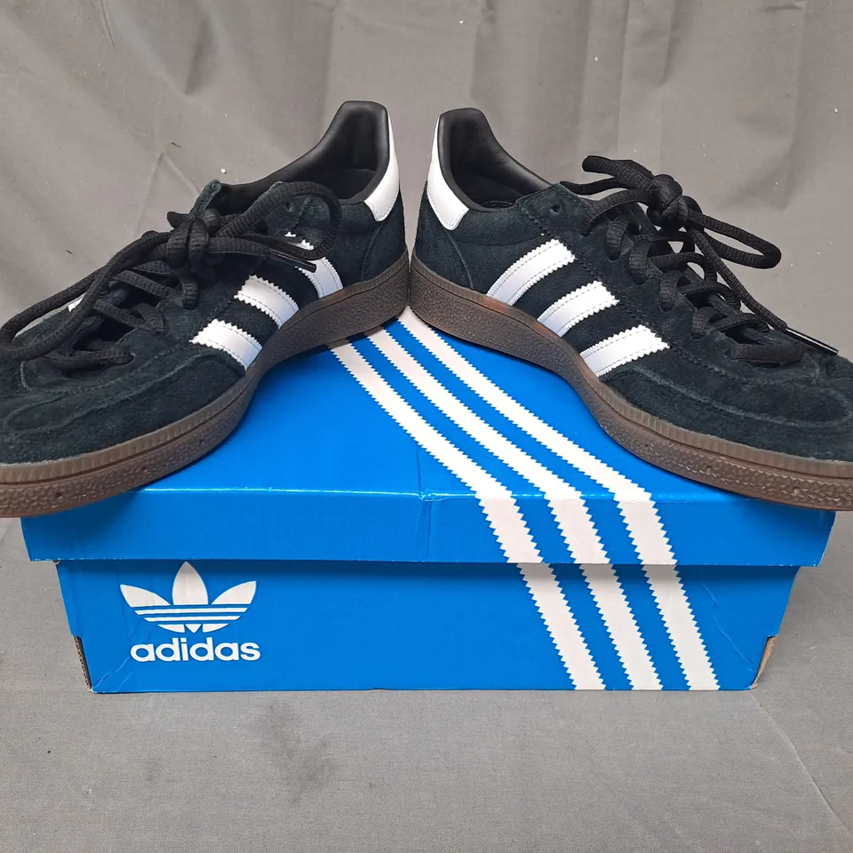 BOXED PAIR OF ADIDAS HANDBALL SPEZIAL SHOES IN BLACK/WHITE UK SIZE 5