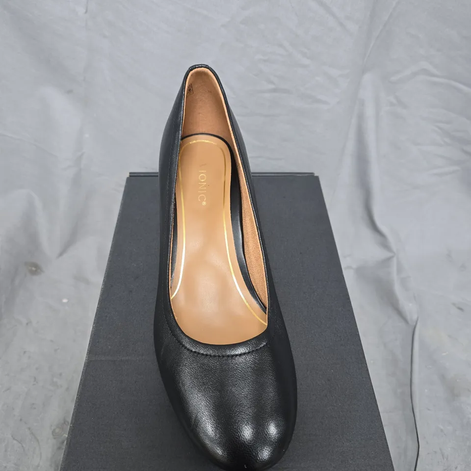 VIONIC BLACK LEATHER PUMP WITH BLOCK HEEL – WOMEN'S, BOXED SIZE 7 