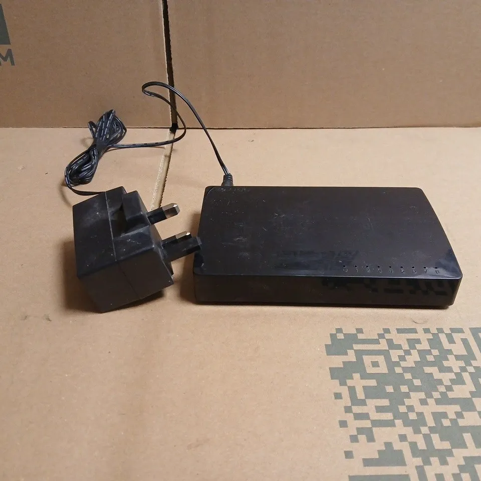 TENDA 8 PORT GIGABIT DESKTOP SWITCH WITH PLUG