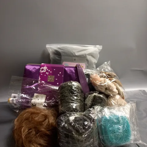 APPROXIMATELY 10 ASSORTED COSMETICS AND BEAUTY ITEMS TO INCLUDE RITUALS MAKE UP BAG, FACE SCRUBBER, CLIP IN EXTENTSIONS IN HONEY BROWN X3, ETC