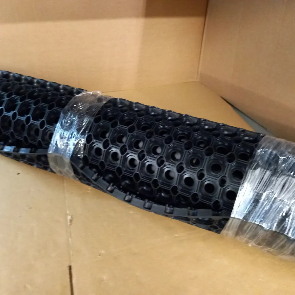 BLACK RUBBER HONEYCOMB HEAVY DUTY MAT - 98CM X UNSPECIFIED