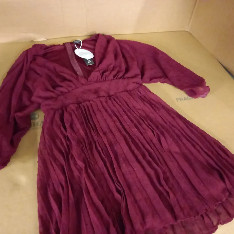 BOOHOO DOBBY BALLOON SLEEVE SKATER DRESS IN BERRY - 14