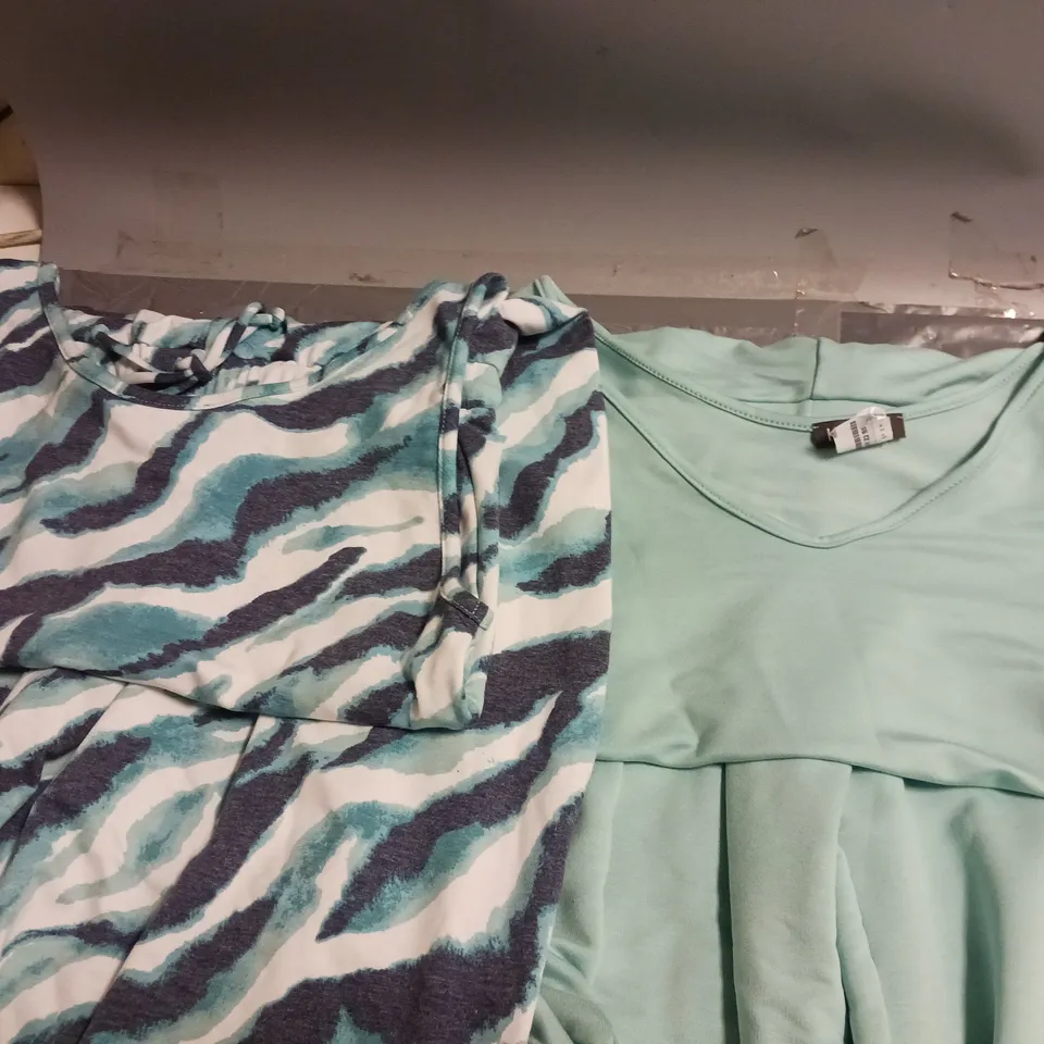 BOX OF APPROXIMATELY 10 ASSORTED CLOTHING AND FASHION ITEMS IN VARIOUS STYLES, SIZES, AND COLOURS / COLLECTION ONLY 