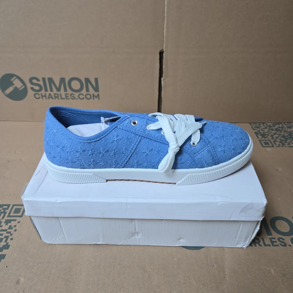 URBAN JACKS ZITA TRAINERS SKY BLUE SIZE 7 BOXED