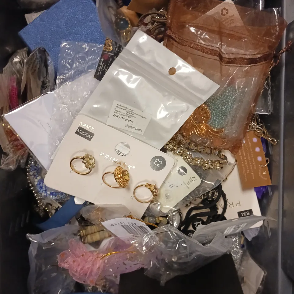 APPROXIAMTELY 30 ASSORTED BOXED & LOOSE JEWELLERY PRODUCTS TO INCLUDE RINGS, NECKLACES, EARRINGS ETC