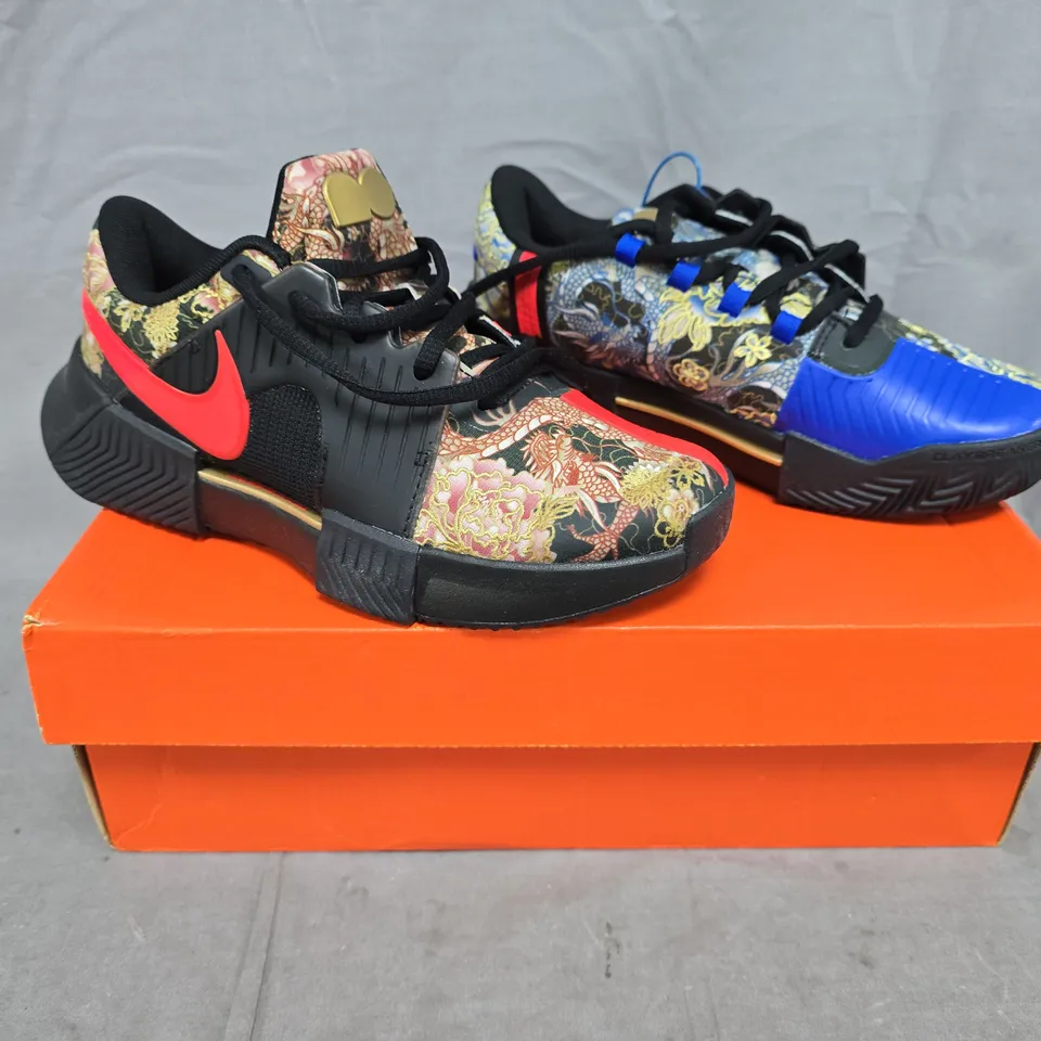 BOXED PAIR OF NIKE ZOOM GP CHALLENGE 1 'NAOMI OSAKA' TENNIS SHOES IN BLACK/BLUE/RED W. FLORAL DRAGON PATTERN SIZE UK 3.5
