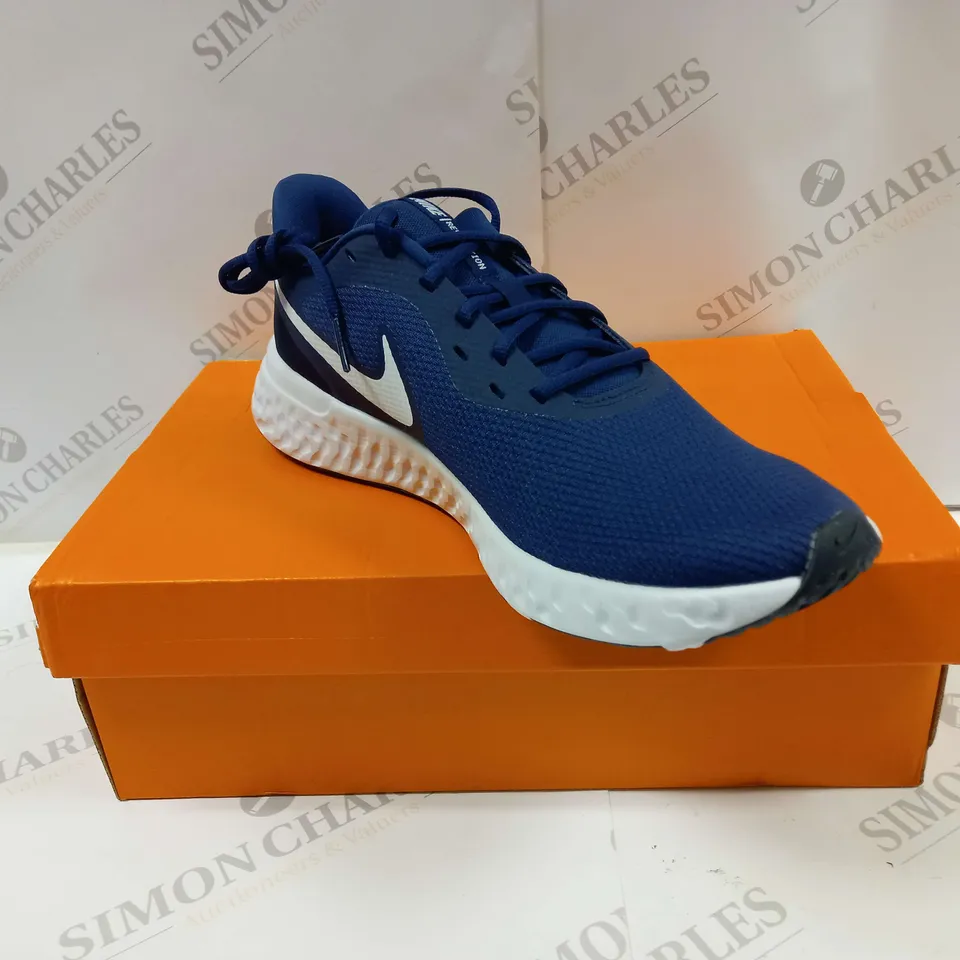 BOXED PAIR OF NIKE BQ3204-400 REVOLUTION 5 TRAINERS UK SIZE 10 