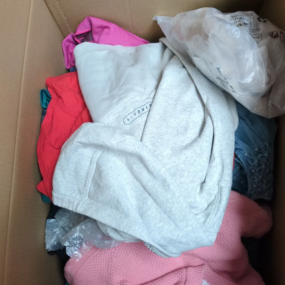 BOX OF APPROXIMATELY 15 ASSORTED CLOTHING ITEMS IN VARIOUS SIZES, COLOURS AND STYLES