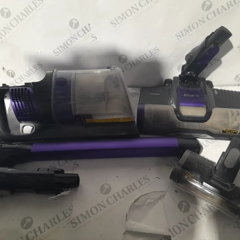 BOXED SHARK ANTI HAIR WRAP CORDLESS PET VACUUM CLEANER IZ202UKT