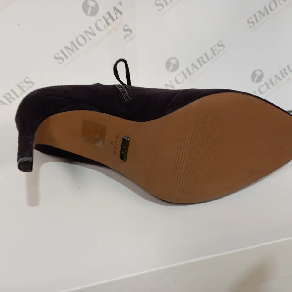 BOXED REISS SUEDE CHOCOLATE BOOT HEELS - SIZE 7