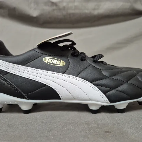 BOXED PAIR OF PUMA KING TOP FOOTBALL BOOTS IN BLACK/WHITE UK SIZE 9