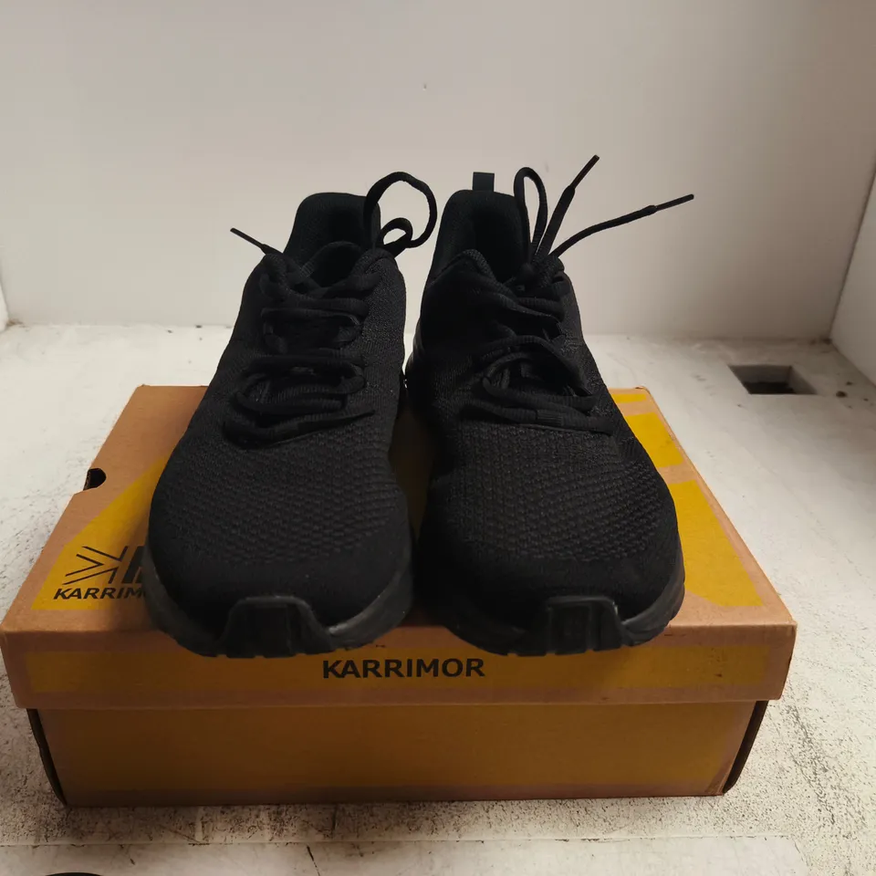 BOXED PAIR OF KARRIMOR DUMA 6 SN10 RUNNING SHOES – BLACK, UK 8 