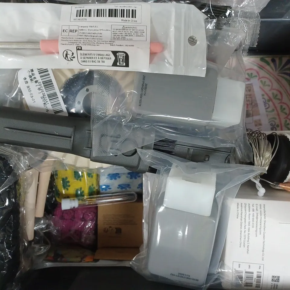 APPROXIMATELY 18 ASSORTED HOUSEHOLD ITEMS TO INCLUDE VACUUM STAINLESS STEEL COFFEE CUP, HOSE JOINER, LED MATRIX PANEL, ETC