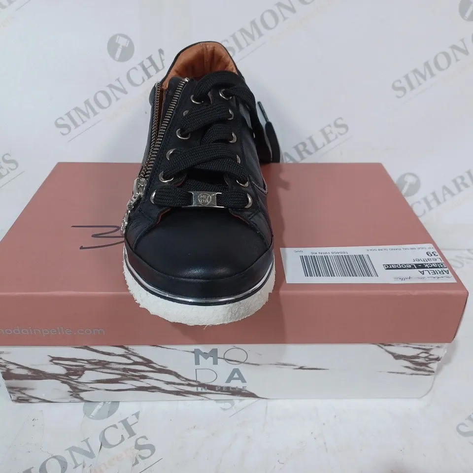 BOXED PAIR OF MODA IN PELLE ARIELA TRAINERS IN BLACK SIZE 6