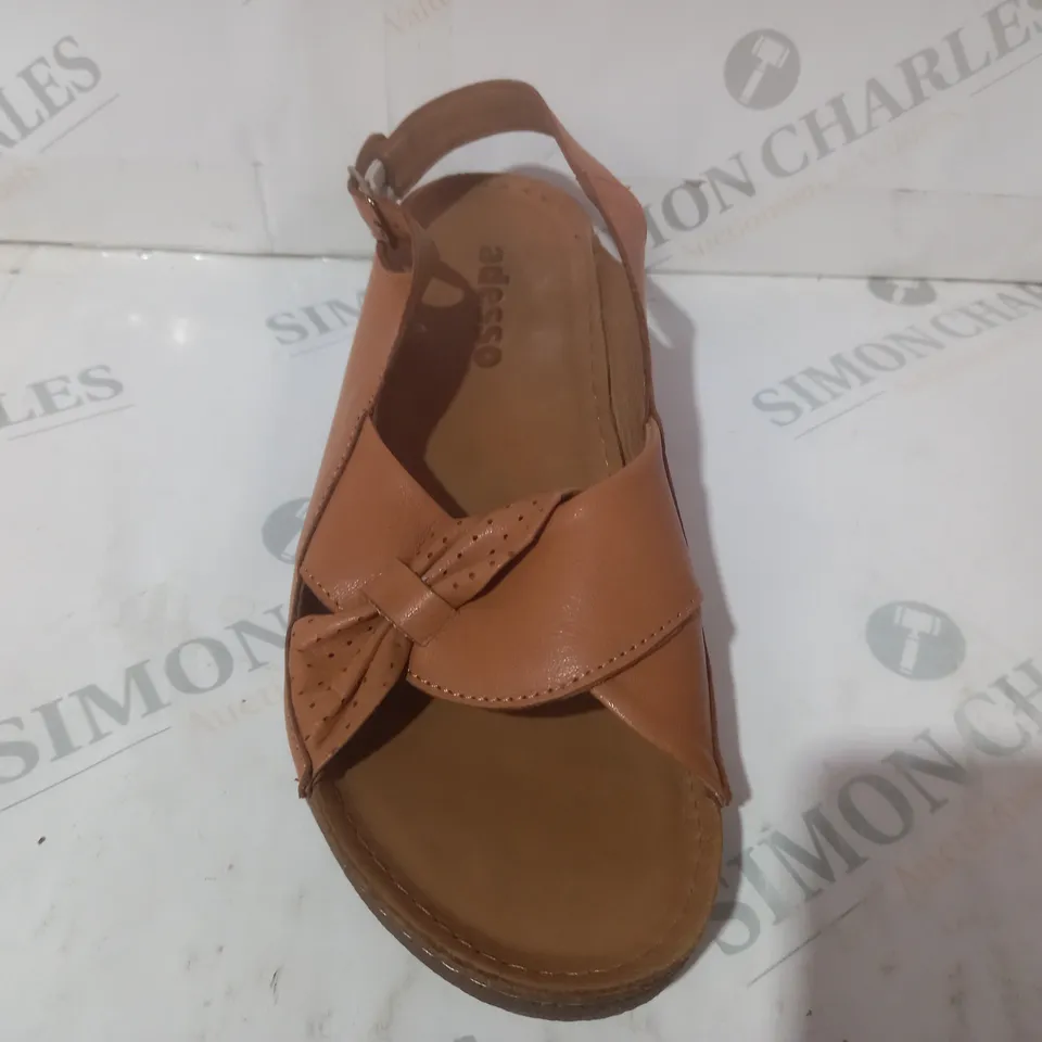 BOXED PAIR OF ADESSO OPEN TOE SANDALS IN TAN SIZE 7