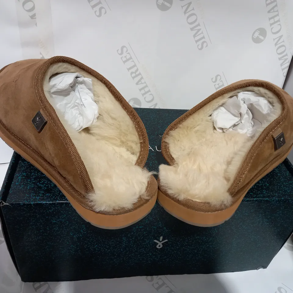 BOXED PAIR OF EMU CHESTNUT LINED MENS SLIPPERS  - SIZE 10