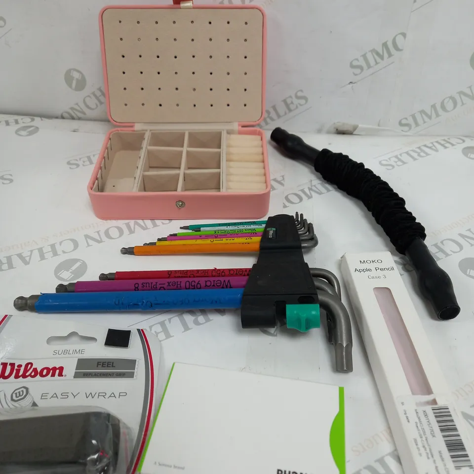 BOX OF APPROXIMATELY 15 ASSORTED ITEMS TO INCLUDE - JEWELLERY BOX, ALON KEY SET, EASY WRAP ETC