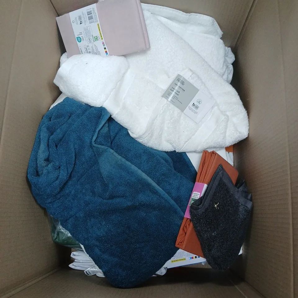 BOX OF APPROXIMATELY 10 ASSORTED BEDDING & SOFT FABRICS ITEMS TO INCLUDE - STITCH CUSHION - HELLO KITTY FLEECE BLANKET - TOWELS - ETC
