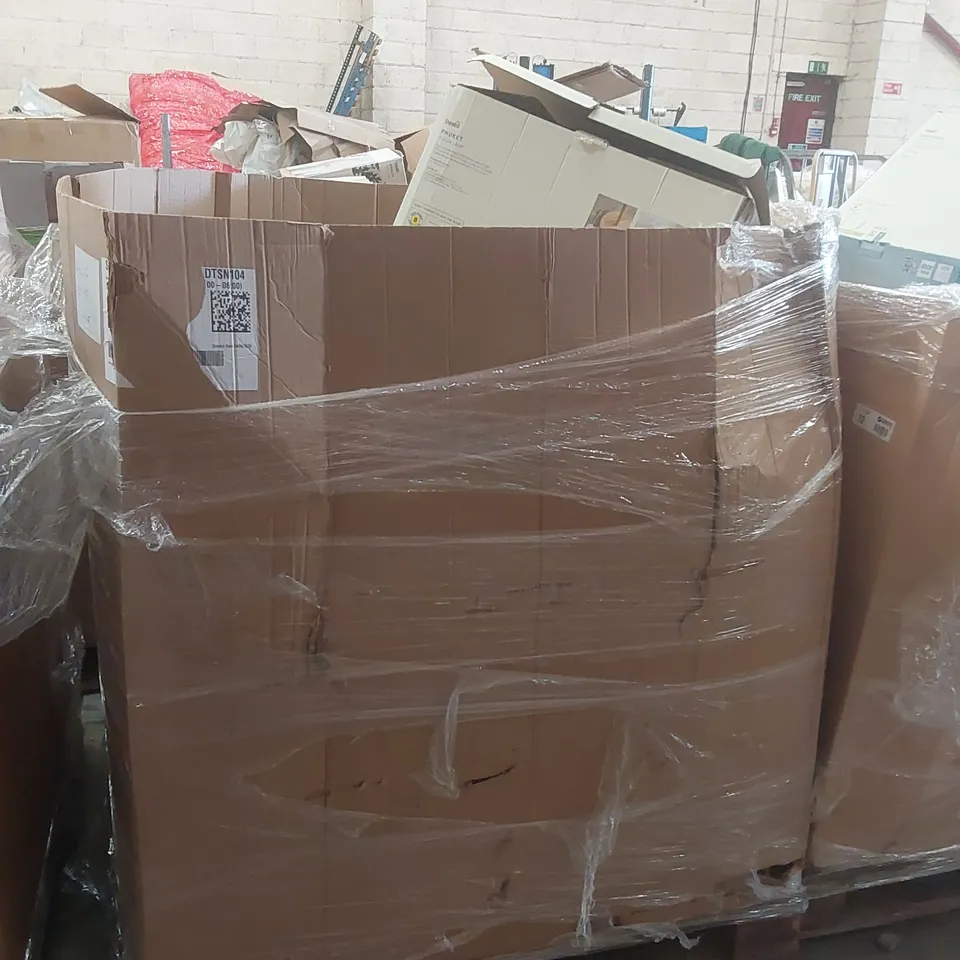 PALLET TO CONTAIN A VERY LARGE QUANTITY OF DESIGNER INDOOR LIGHTING PRODUCTS TO INCLUDE: CEILING LIGHTS, FLOOR LAMPS, WALL LIGHT ECT