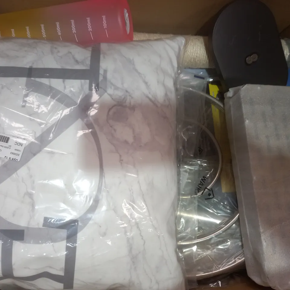BOX OF APPROXIMATELY 15 ASSORTED HOUSEHOLD ITEMS TO INCLUDE STRIPE VELVET CUSHION COVERS IN GREY, AVENUE COPPER VACUUM INSULATION FLASK, ETC