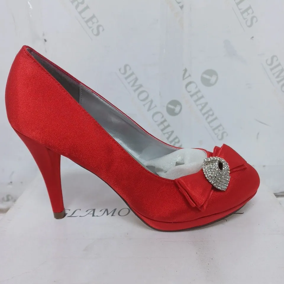 BOX OF APPROXIMATELY 15 ASSORTED SHOES TO INCLUDE BLACK HEELS, GOLD HEELS, RED HEELS ETC