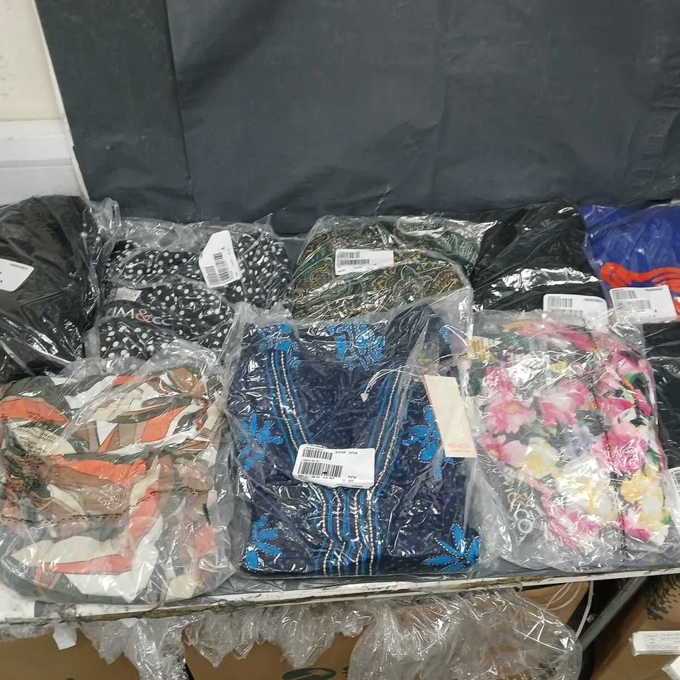 BOX OF APPROXIMATELY 15 ASSORTED CLOTHING ITEMS IN VARIOUS STYLES, COLOURS AND SIZES 