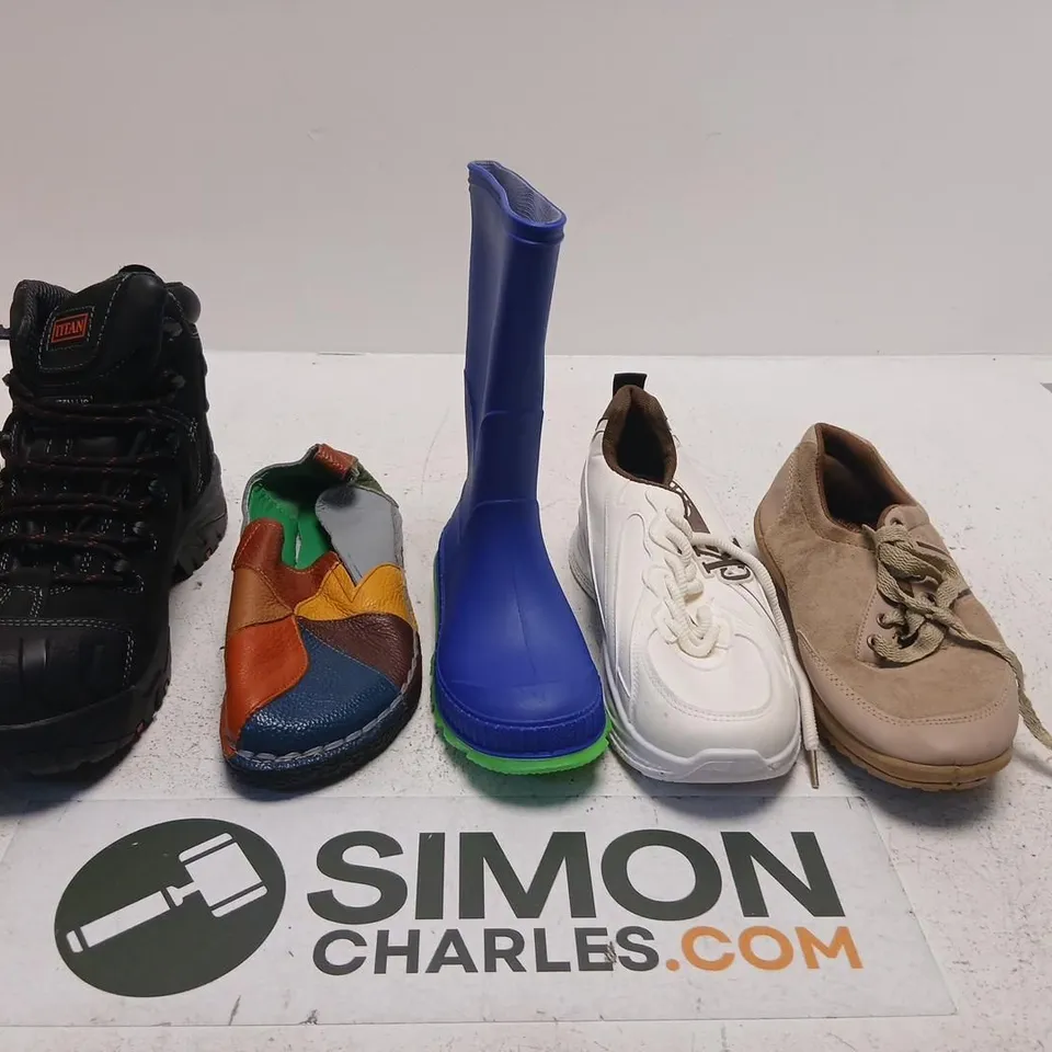LARGE QUANTITY OF ASSORTED SHOES AND FOOTWEAR