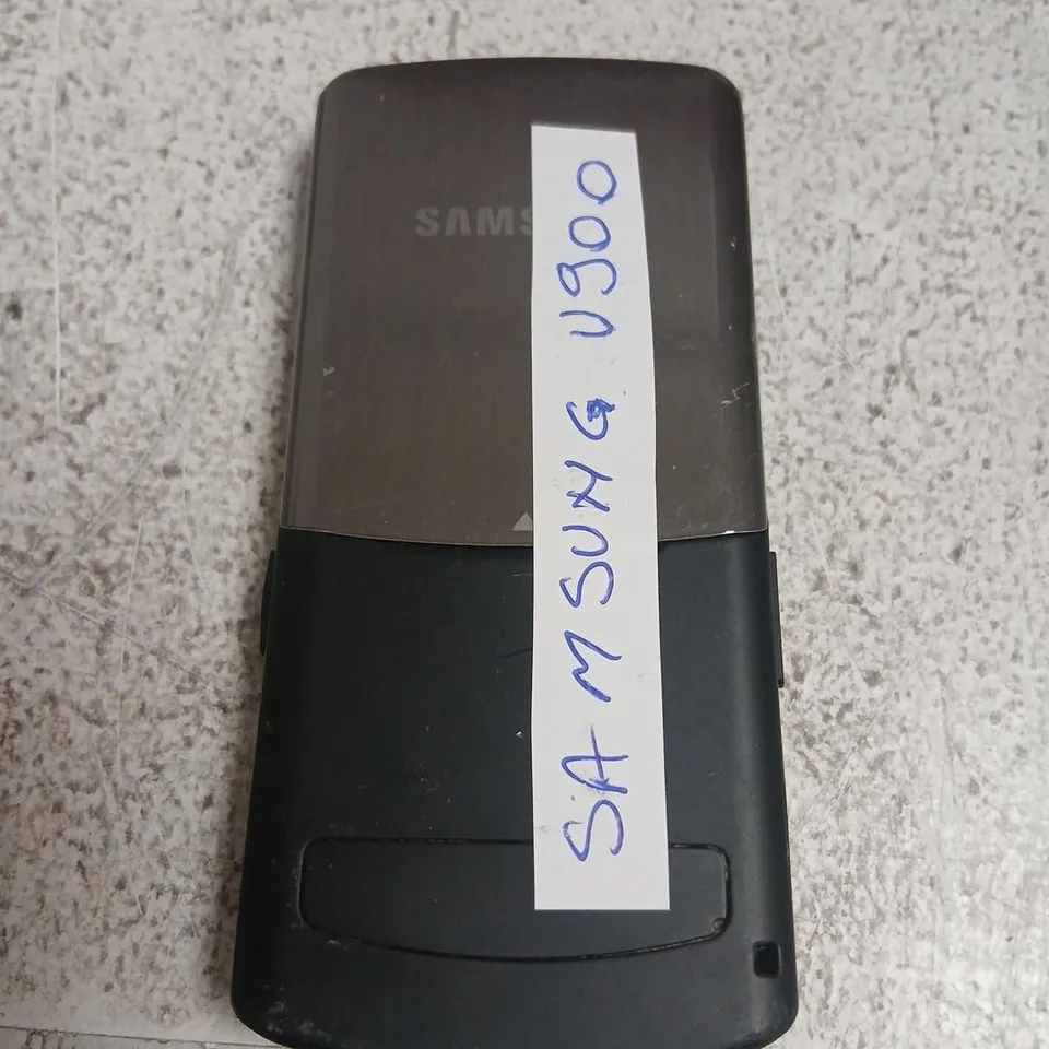 SAMSUNG FLIP-STYLE MOBILE PHONE (OLDER MODEL) – WITHOUT VISIBLE ACCESSORIES