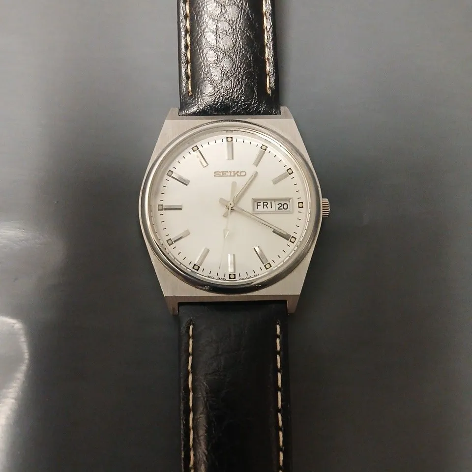 UNBOXED SEIKO SILVER DIAL WATCH WITH BLACK LEATHER STRAP