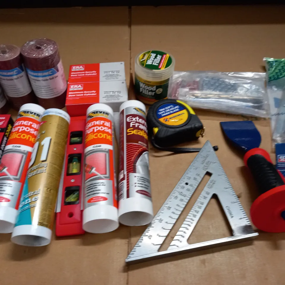 LOT OF 18 ASSORTED TOOLS AND DIY ITEMS TO INCLUDE NIELSEN MINI GREASE GUNS, ALUMINIUM OXIDE ROLL AND SILICONE