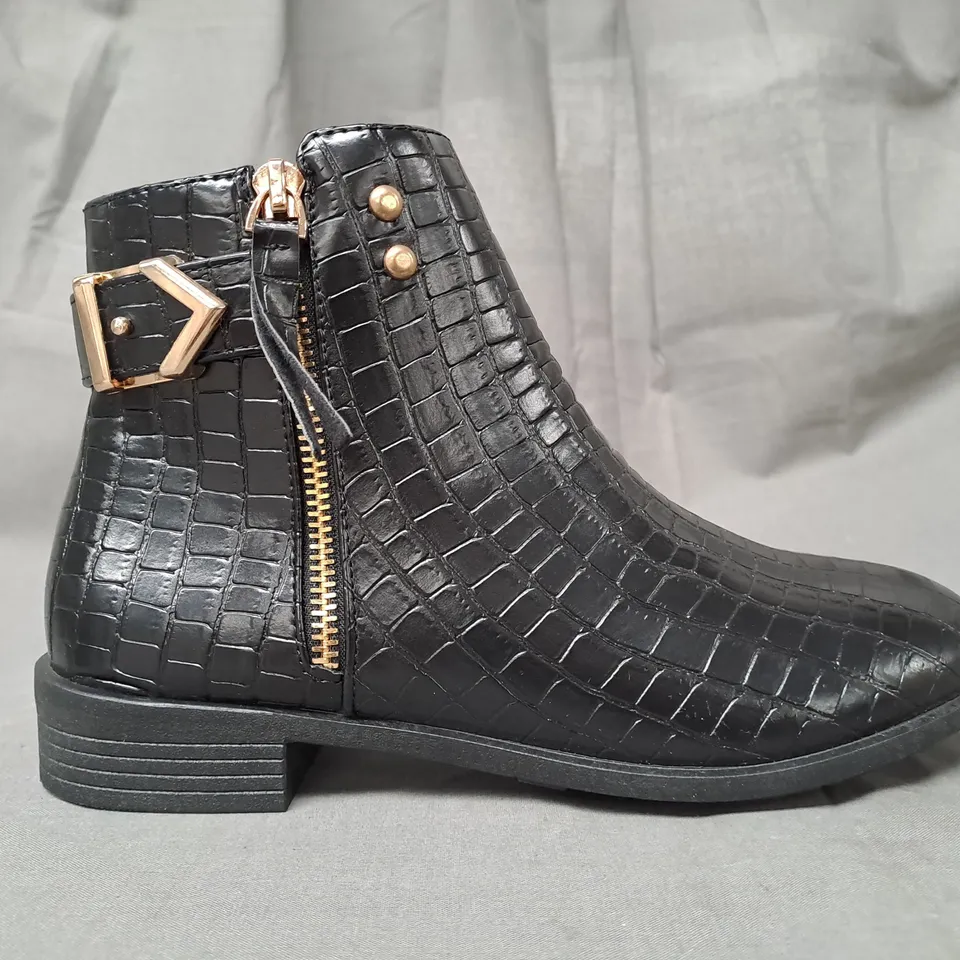 BOXED PAIR OF SOLE ANKLE BOOTS IN BLACK SIZE 3