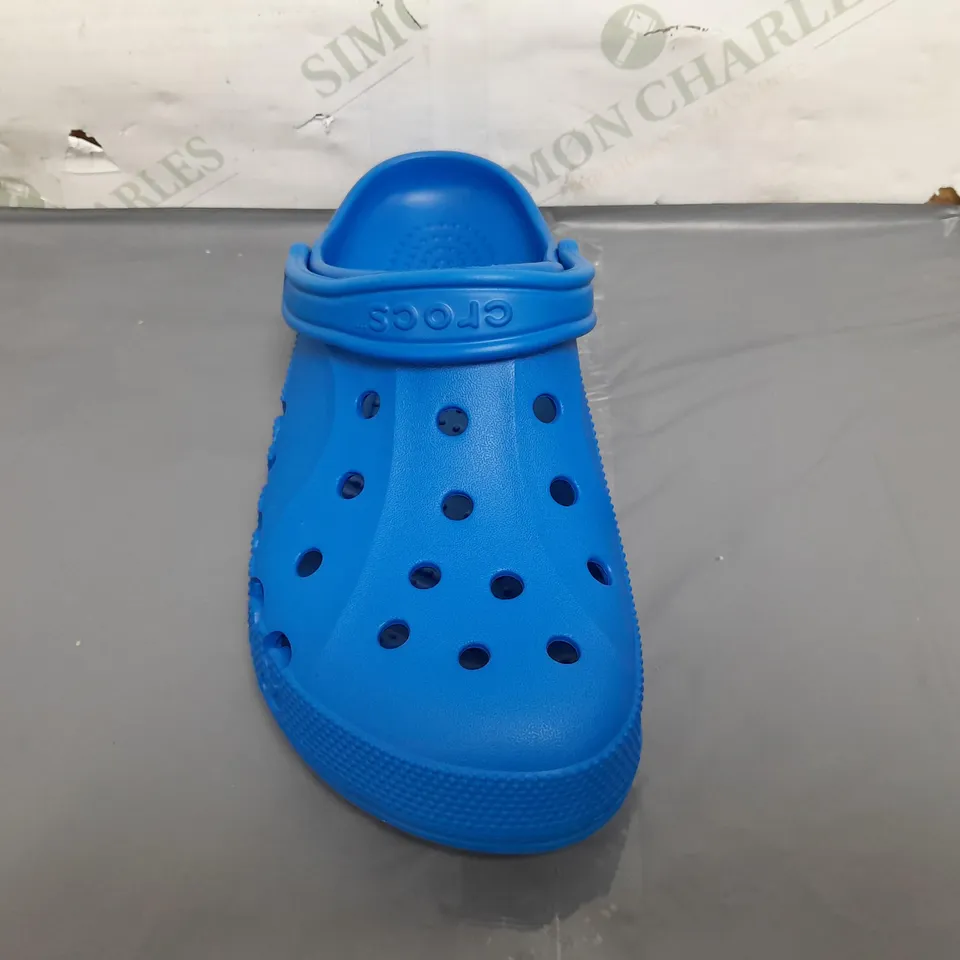 BOXED PAIR OF CROCS BAYA CLOGS IN BLUE UK SIZE M8/W9