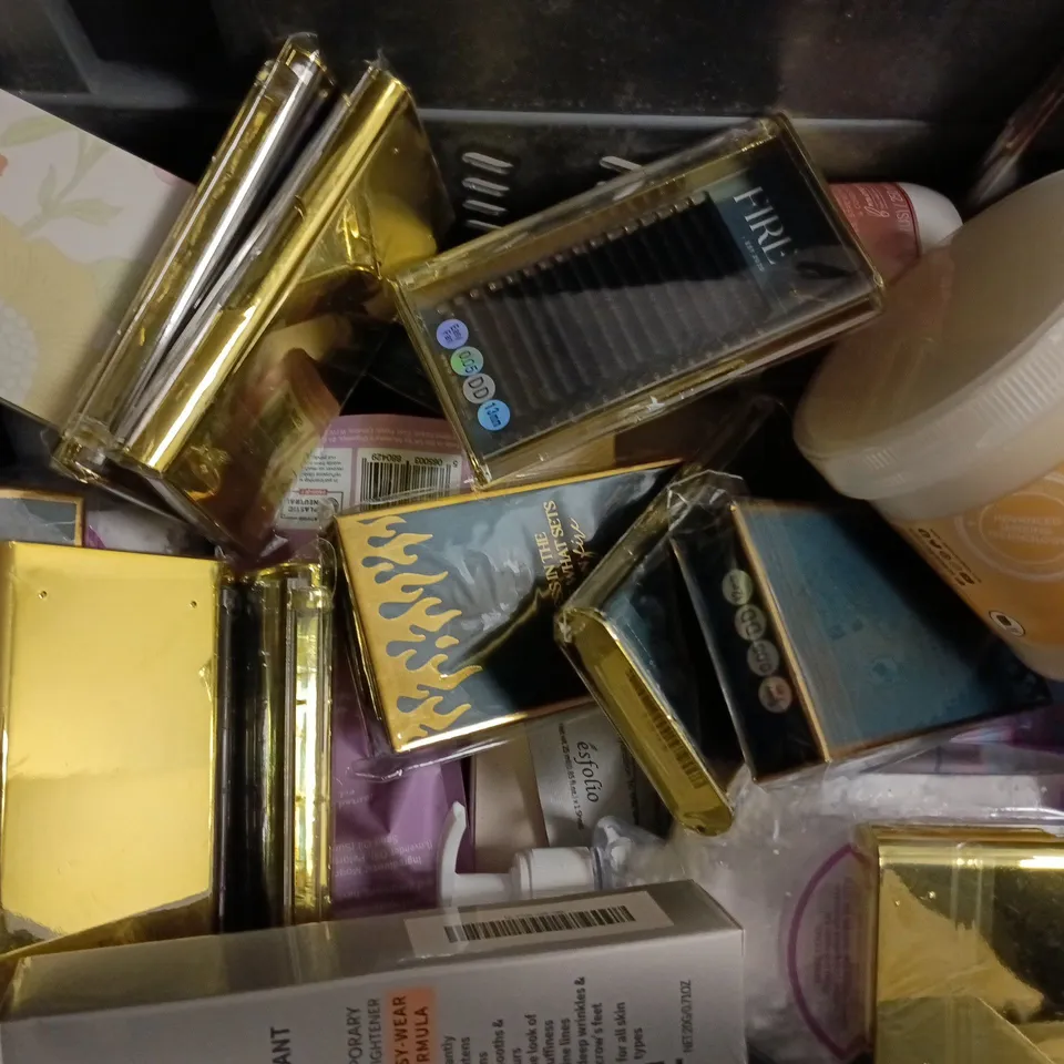 APPROXIMATELY 20 ASSORTED COSMETIC ITEMS TO INCLUDE TRESEMMÉ, GOLDWELL, ETC - COLLECTION ONLY