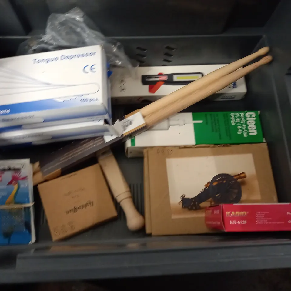 LOT OF ASSORTED HOUSEHOLD ITEMS TO INCLUDE NEXUS METAL POWER SOCKET, ADIDAS SILICONE CAP AND WEED MAT PINS