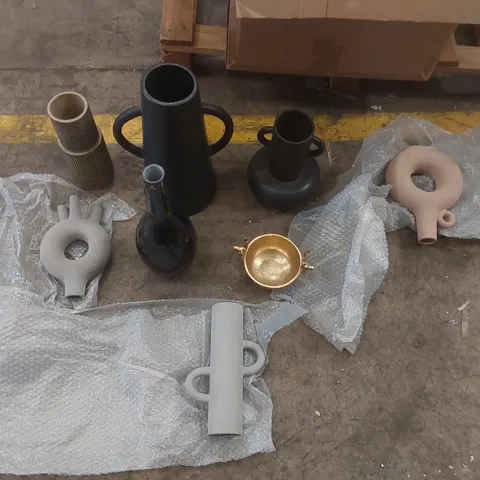 BOX CONTAINING 8x ASSORTED DESIGNER HOME ORNAMENTS/VASES