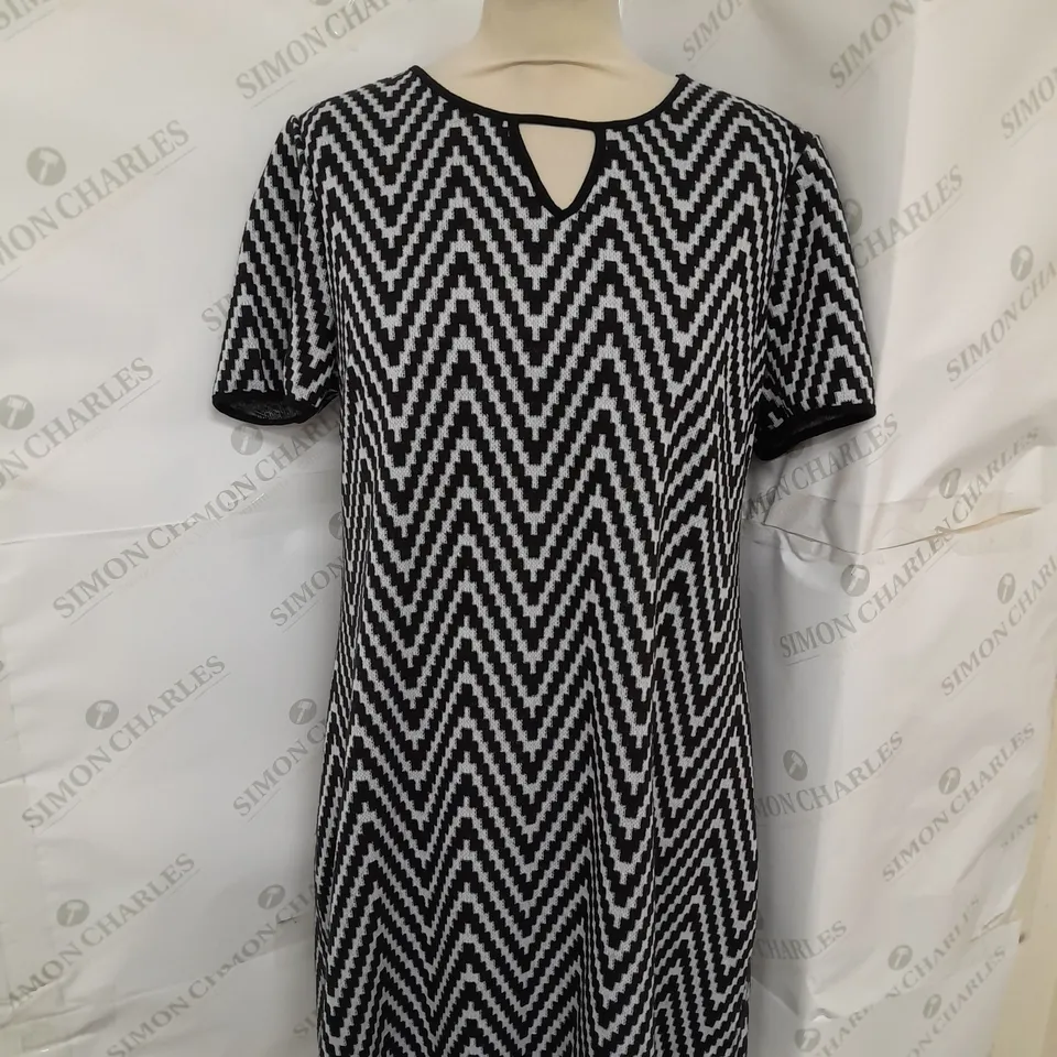 DOROTHY PERKINS CHEVRON VNECK CUTOUT MINIDRESS IN BLACK AND WHITE SIZE 14