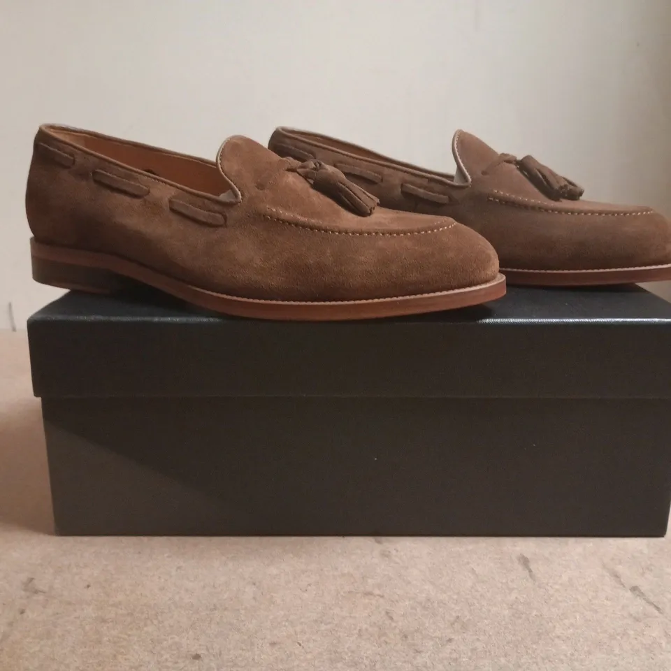 BOXED PAIR OF WILDSMITH MODEL 82 LOAFERS IN DARK TAN SUEDE SIZE 7.5