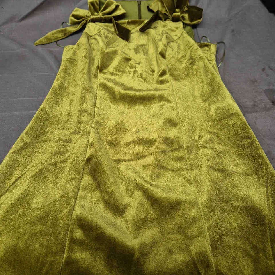 NEW LOOK WOMEN'S VELVET DRESS – OLIVE VELVET, UK 14 (EU 42, US 10)