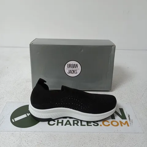 BOXED URBAN JACKS BLACK KNIT SLIP-ON TRAINERS – UK 5