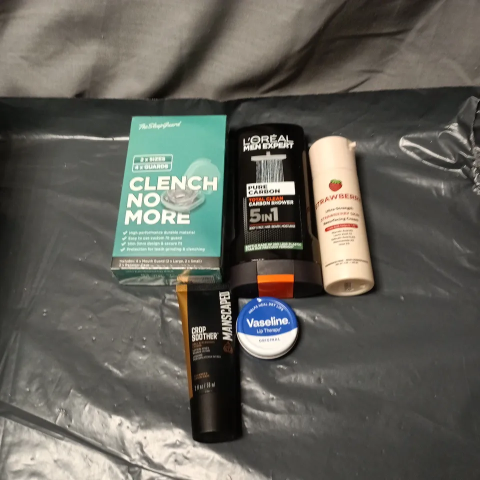 APPROXIMATELY 20 ASSORTED COSMETIC ITEMS INCLUDING LOREAL 5 IN 1 SHOWER GEL, VASELINE LIP THERAPY, STRAWBERRY SKIN RESURFACING CREAM, MANSCAPED AFTERSHAVE LOTION, MOUTH GUARDS AND CASE