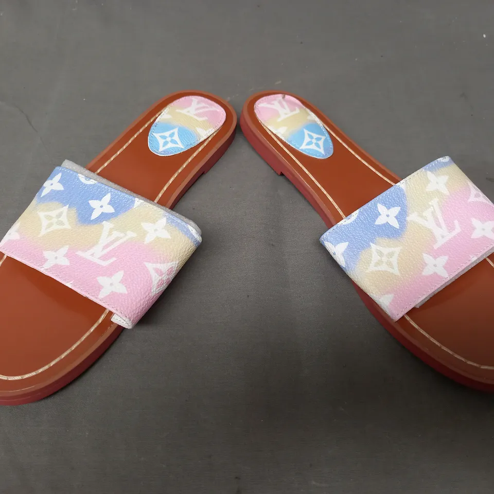 PAIR OF LOUIS VUITTON FLAT OPEN TOE SANDALS IN MULTICOLOUR EU SIZE 41