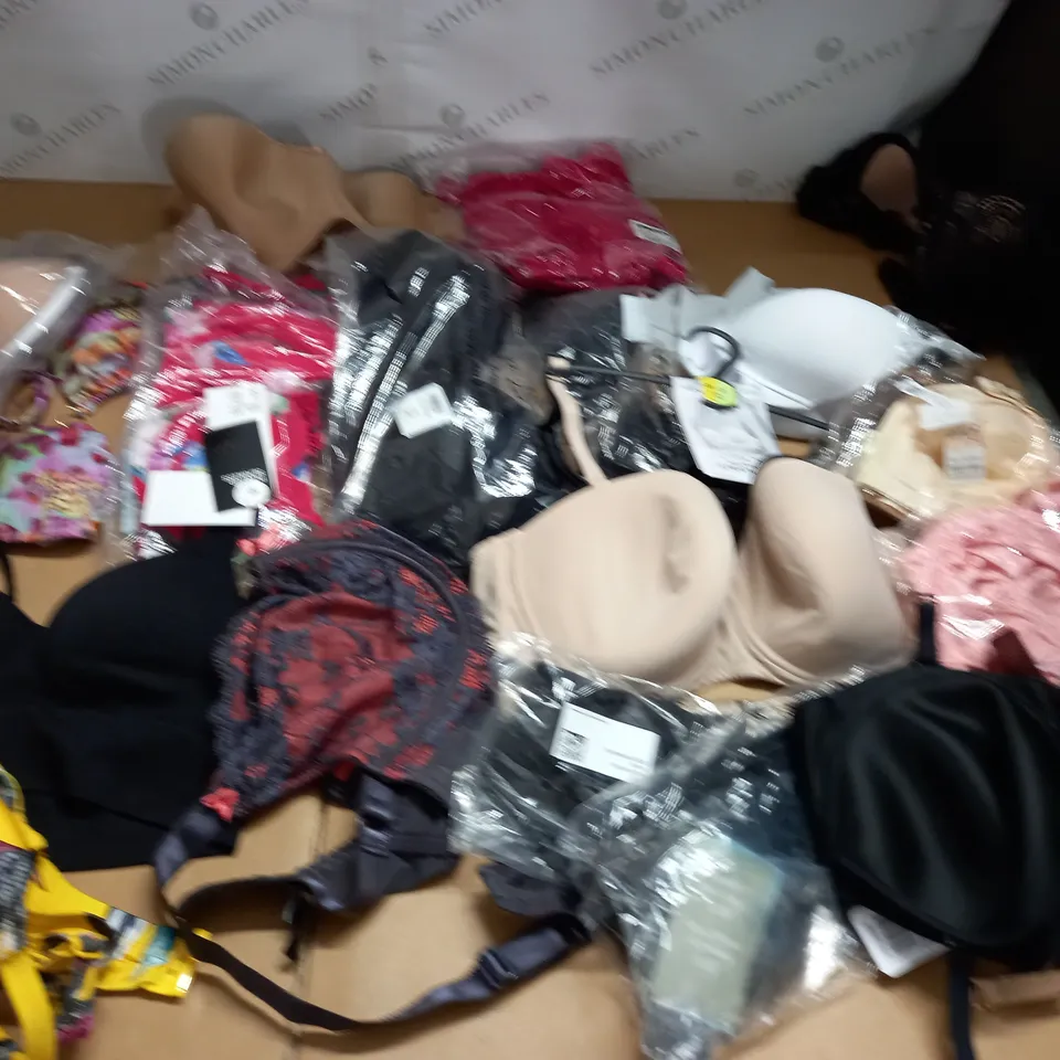 LOT OF APPROXIMATELY 19 ASSORTED BRAS TO INCLUDE CURVY KATE AND FANTASIE