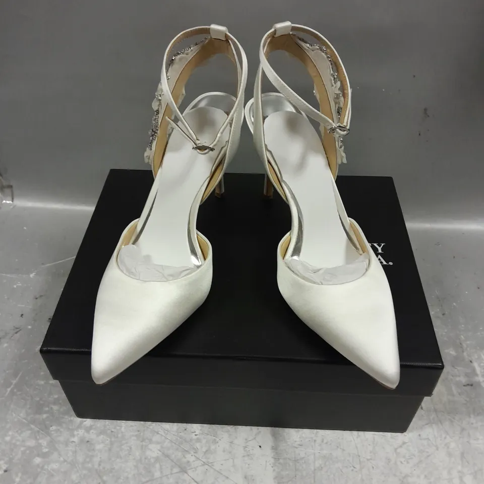 BOXED PAIR OF BADGLEY MISCHKA EMBELLISHED HEELS IN WHITE SIZE 9.5