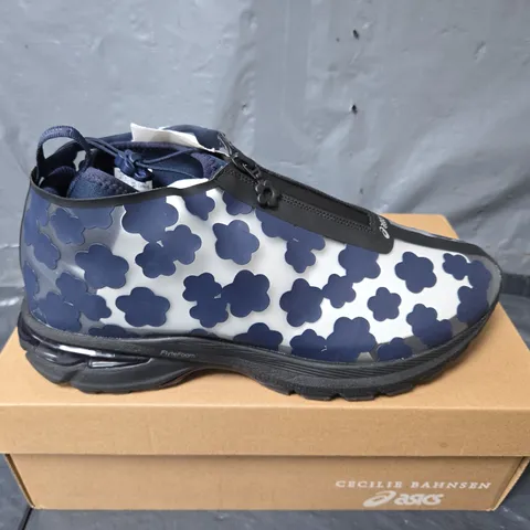 BOXED PAIR OF ASICS CECILIE BAHNSEN GEL TERRAIN SHOES IN NAVY - UK 8