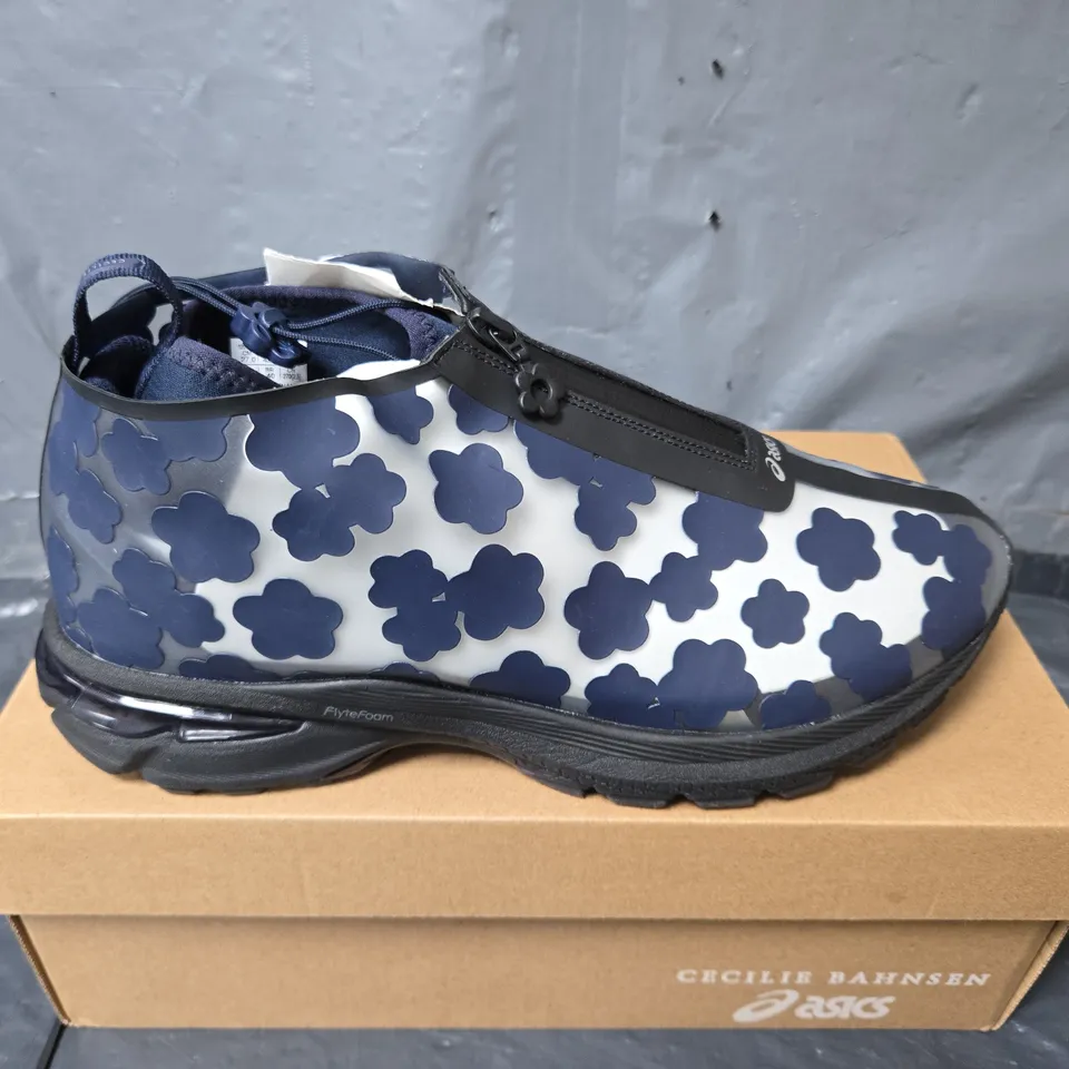 BOXED PAIR OF ASICS CECILIE BAHNSEN GEL TERRAIN SHOES IN NAVY - UK 8
